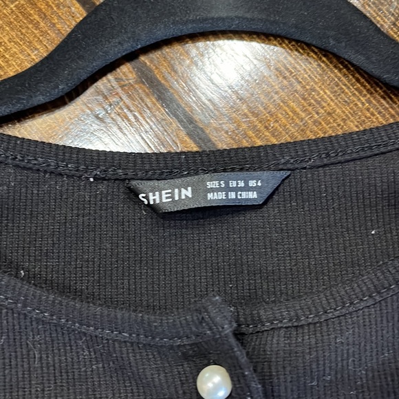 ❤️❤️SOLD Shein Black Crop Cardigan❤️❤️ - Picture 4 of 5